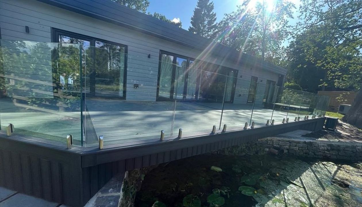 TREX Transcend Island Mist with Trex Enhance Calm Water Border at Rudding Park Harrogate