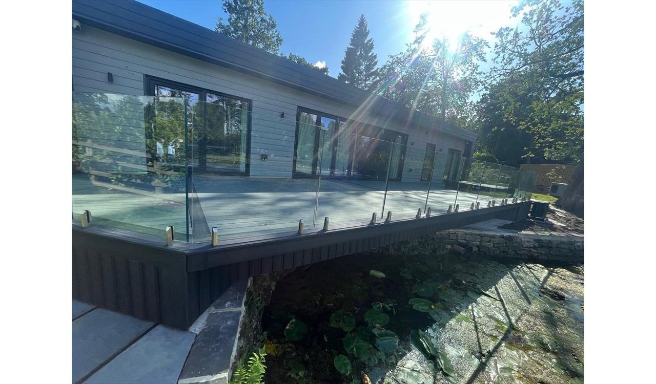 TREX Transcend Island Mist with Trex Enhance Calm Water Border at Rudding Park Harrogate