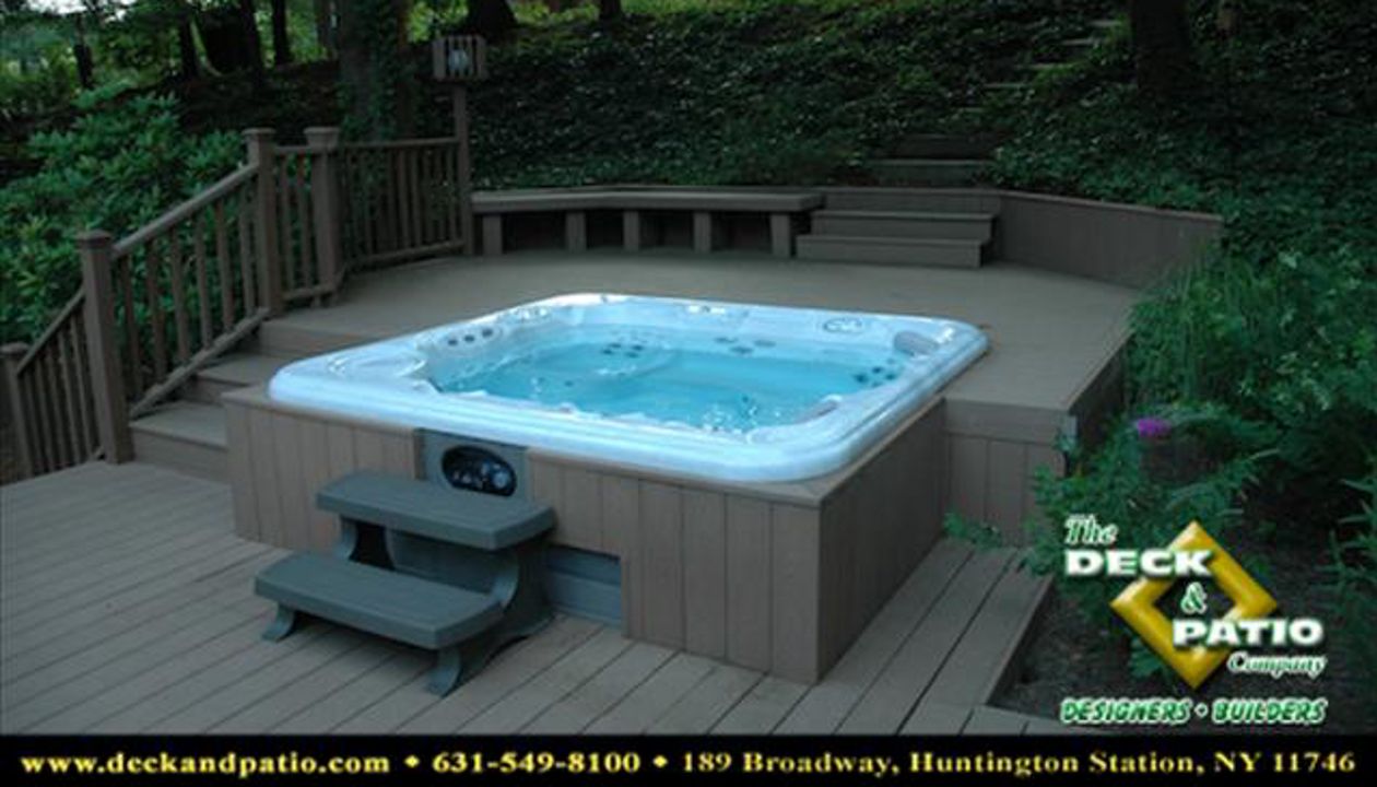 2 level deck with Bullfrog spa built-in