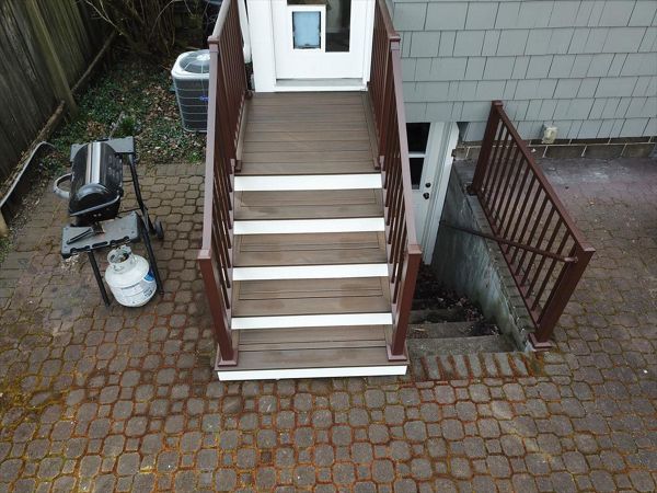 Trex Spiced Rum deck with white Trex Universal Fascia. The railing is Trex bronze signature railing and ADA railing.