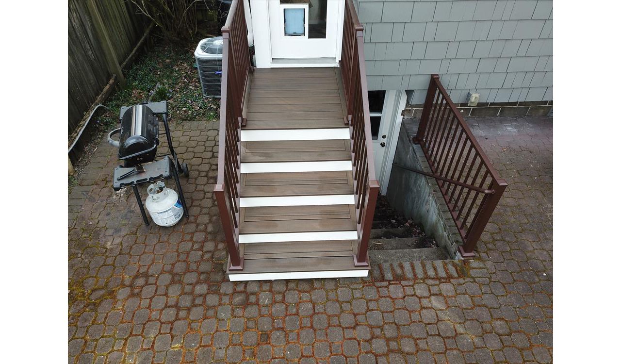 Trex Spiced Rum deck with white Trex Universal Fascia. The railing is Trex bronze signature railing and ADA railing.