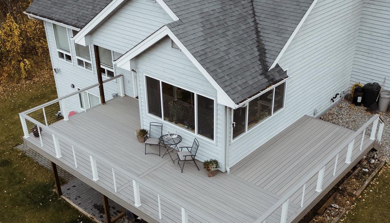 Trex Enhance Rocky Harbor with White railing components evokes a sea-side feel for this lakefront property.
