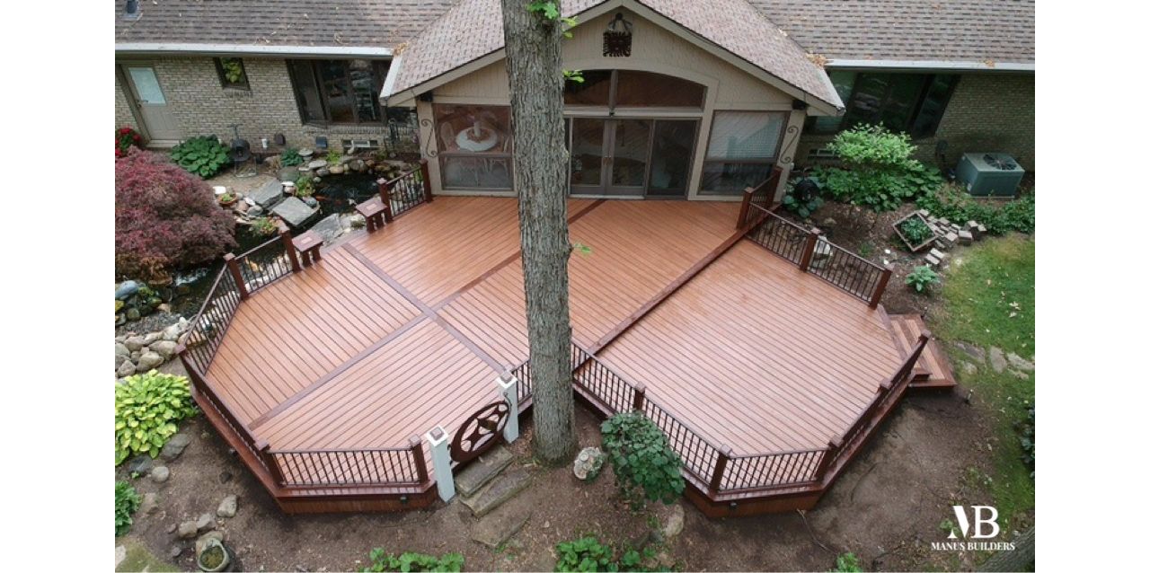 Trex Tiki Torch decking with a single Vintage Lantern border. Also including a Trex Signature Bronze railing with Vintage Lantern post sleeves.