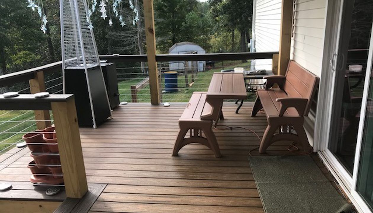 Trex Transcend Havana Gold with Spiced Rum picture frame is the perfect color combination for this home