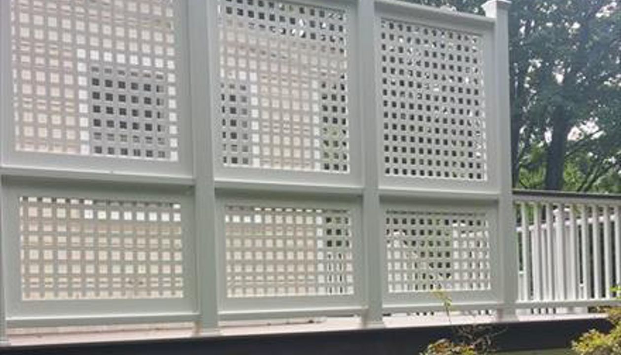 Using Trex Transcends rail parts to make a lattice privacy screen in Guilford CT. Just add some Trex Fencing to make your yard truly private.