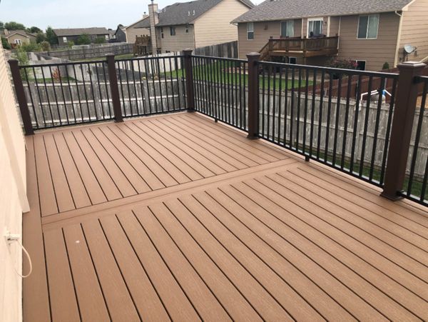 Trex Select Beach Dune Decking w/Trex Signature Railing and Vintage Lantern Post Sleeves