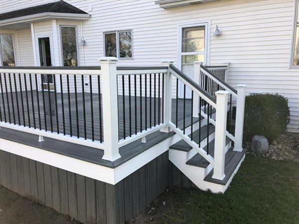 Plainfield, IL Island Mist decking - white Transcend railings with black aluminum balusters and Island Mist cocktail ledge