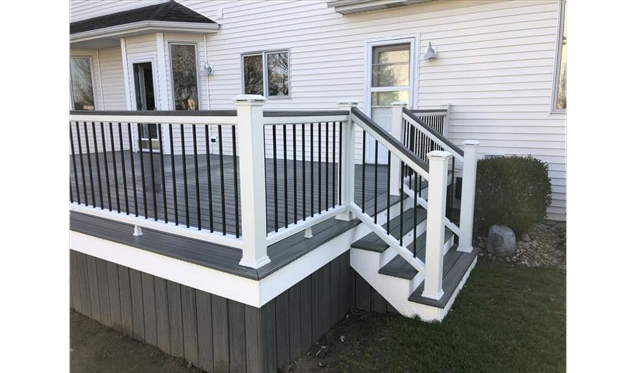 Plainfield, IL Island Mist decking - white Transcend railings with black aluminum balusters and Island Mist cocktail ledge