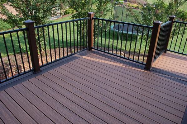 Trex Transcend Tiki Torch deck with Vintage Lantern picture frame with Trex Black Signature handrails.