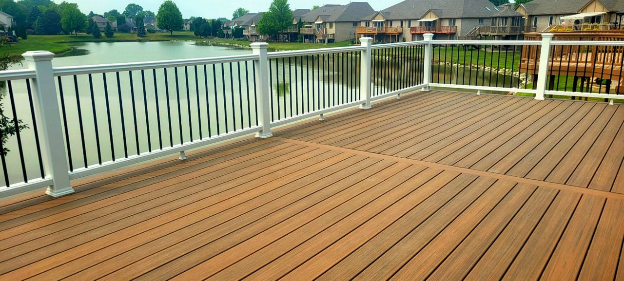 Trex Enhance Toasted Sand with Classic White Handrail