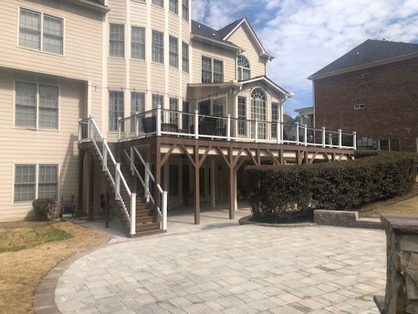 Trex Select Saddle deck with Transcend Classic White Rails flows right into the hardscape area