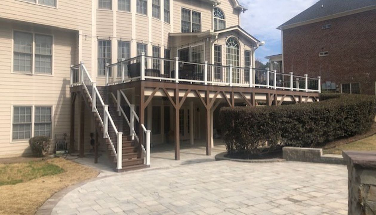 Trex Select Saddle deck with Transcend Classic White Rails flows right into the hardscape area