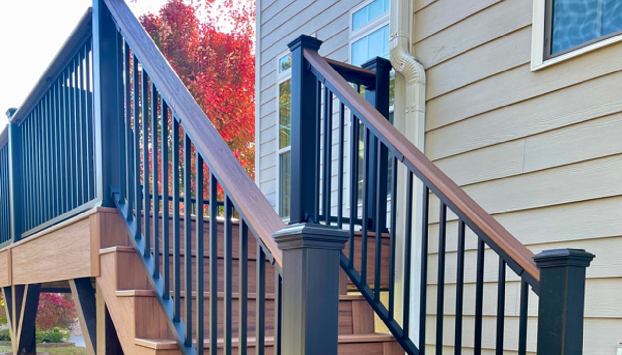 Transcend Tiki Torch decking with Black Transcend composite post sleeve and Signature rails.