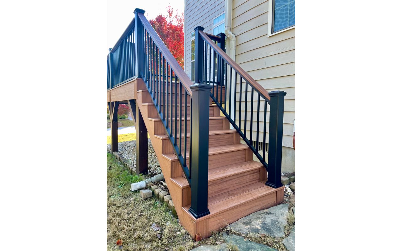 Transcend Tiki Torch decking with Black Transcend composite post sleeve and Signature rails.