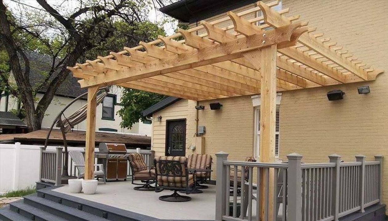 Composite gravel path Trex deck 22x17 and composite Trex winchester grey on stairs, matching skirting and gravel path Trex railing