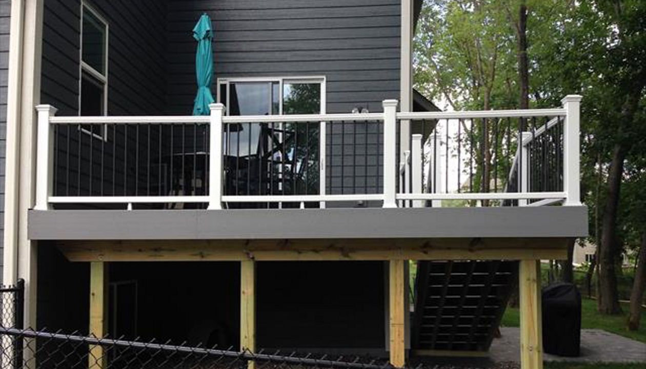 Trex Select with Classic White Handrail