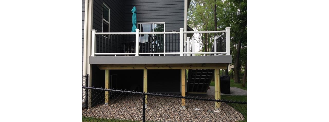 Trex Select with Classic White Handrail
