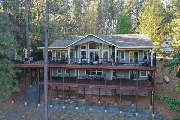 Two story Trex Select Saddle Deck in Grass Valley, CA
