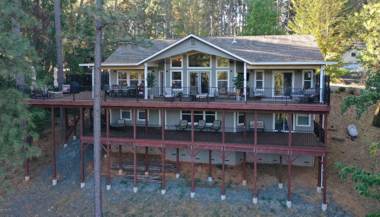 Two story Trex Select Saddle Deck in Grass Valley, CA