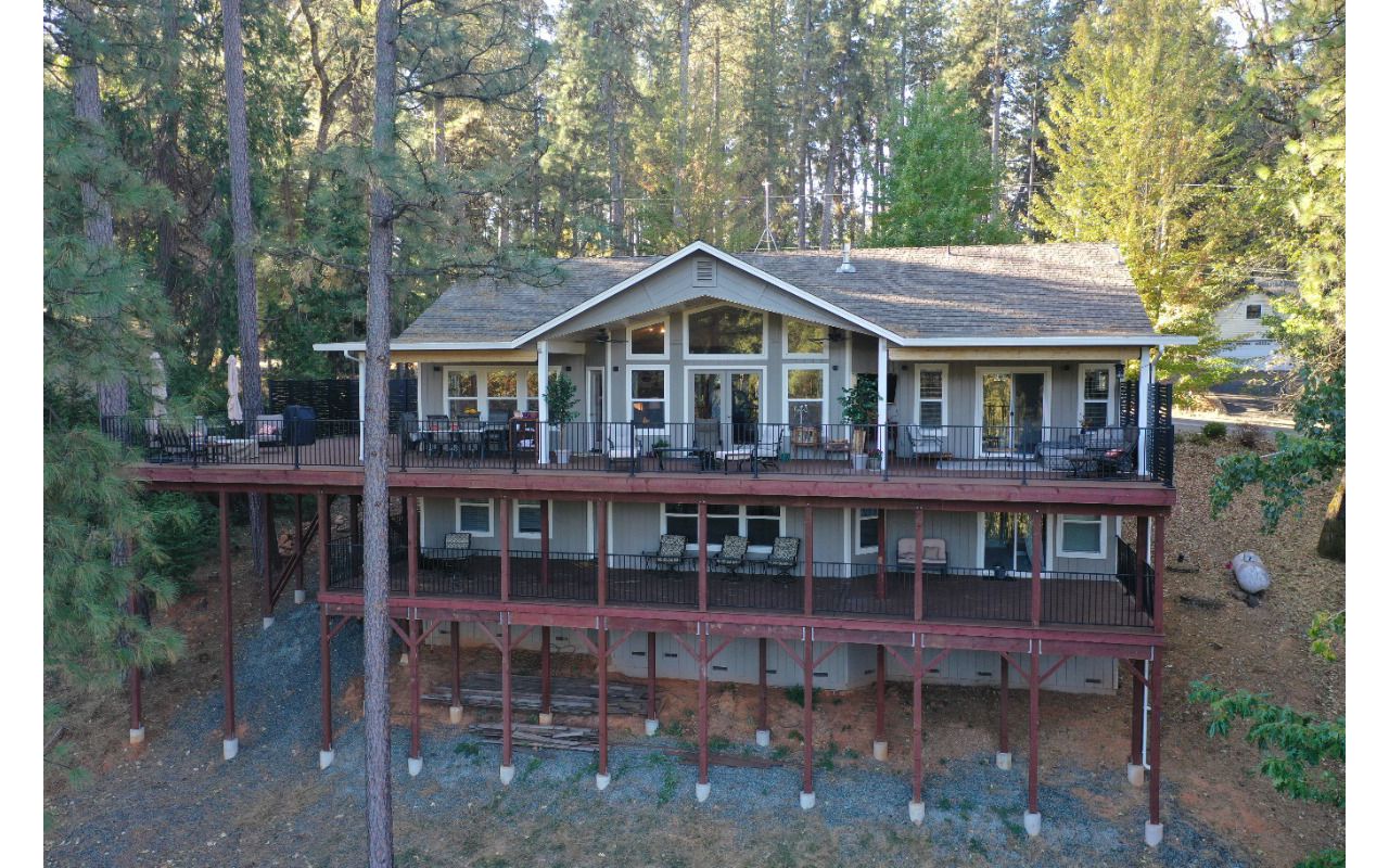 Two story Trex Select Saddle Deck in Grass Valley, CA