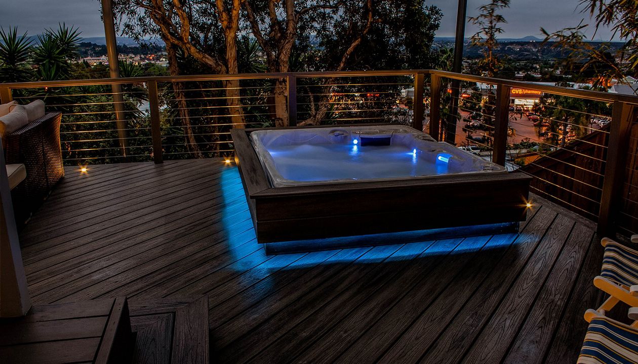 Deck in Del Mar with built in Spa, Stainless Steel Cable Railing