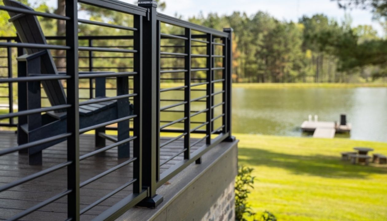 Trex Signature Rod Rail in Black