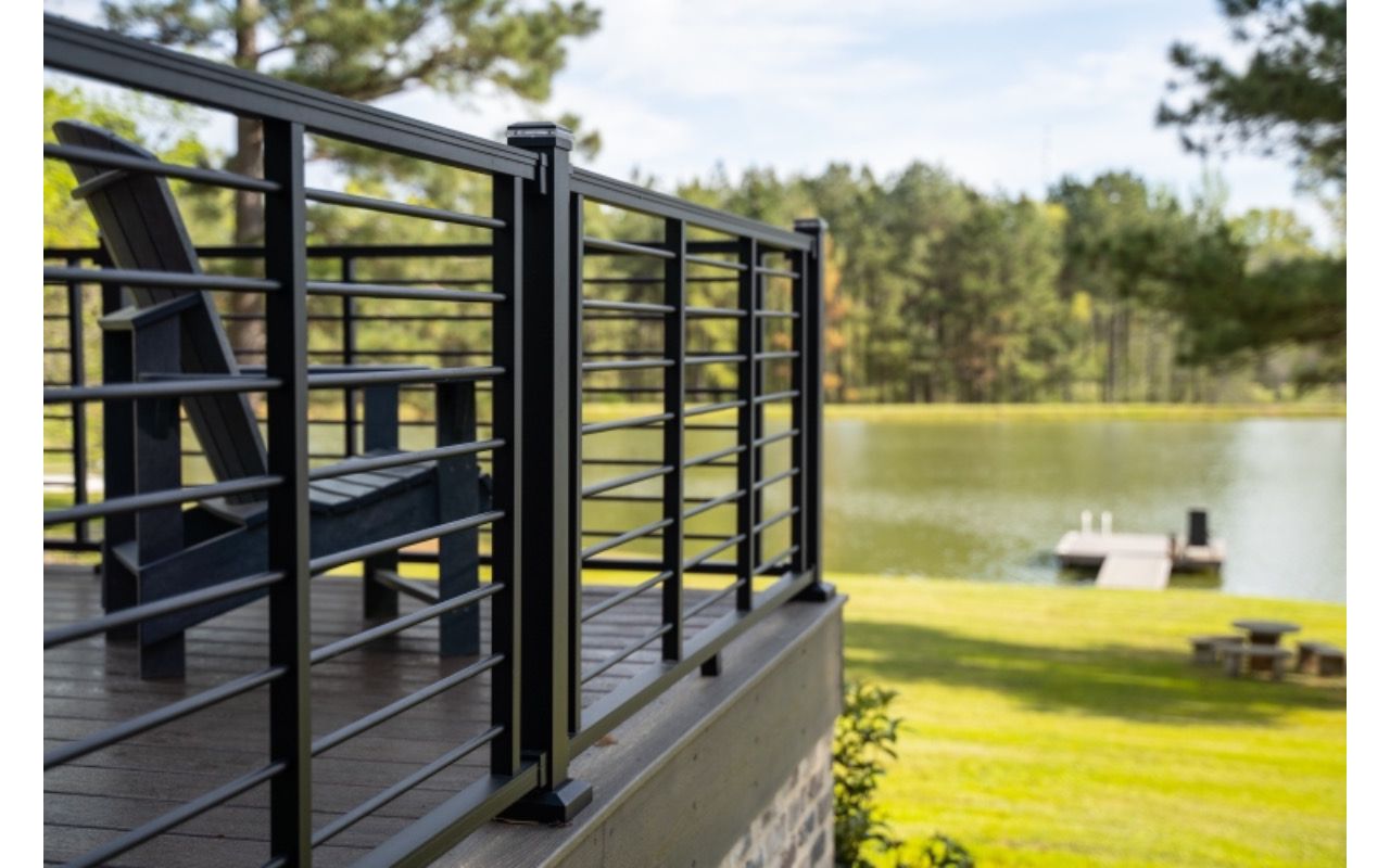 Trex Signature Rod Rail in Black