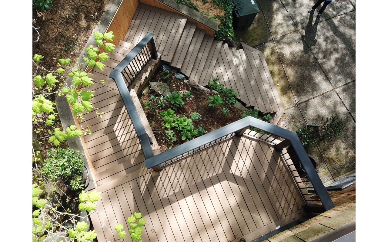 Lynwood, WA Trex Deck featuring Trex Enhance Basics Beach Dune decking with hidden fasteners.