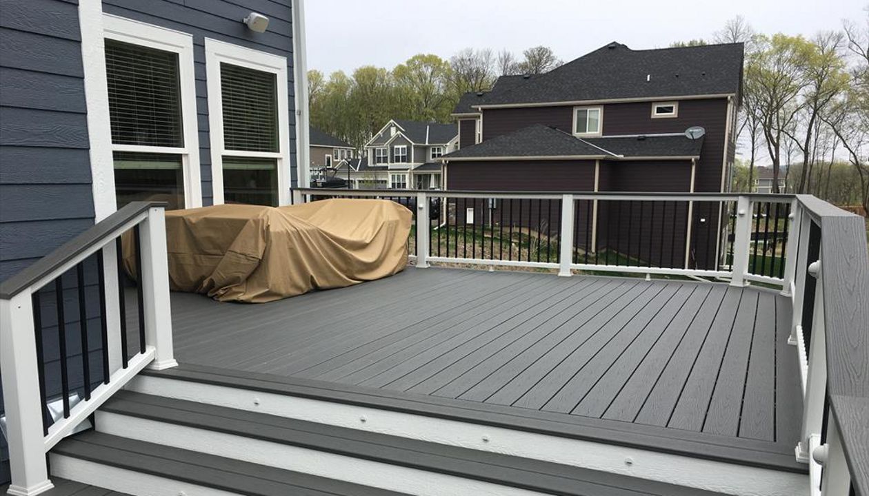 Minnetrista, MN. Trex Clamshell multi level deck