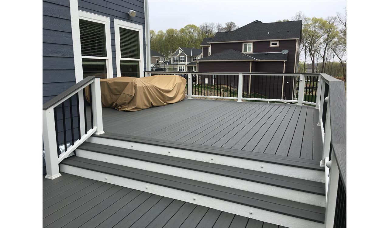 Minnetrista, MN. Trex Clamshell multi level deck