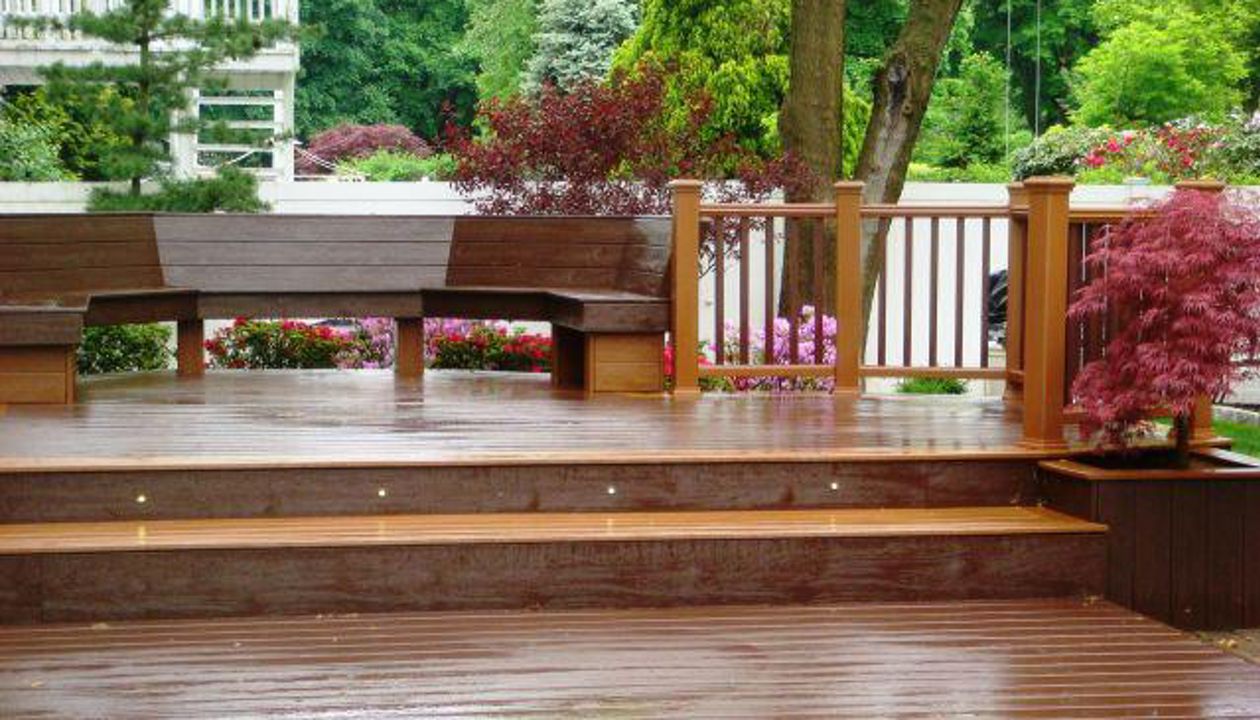 Trex Transcend Decking with Custom Bench