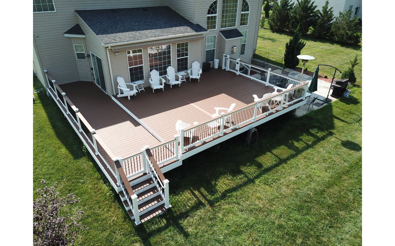 Trex Select Saddle Composite Deck with White Washington Vinyl Railing with round aluminum balusters and a matching drink rail