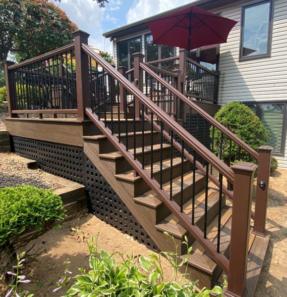 Multi-level deck featuring Transcend Havana Gold and Spiced Rum decking with Vintage Lantern railing with black balusters.