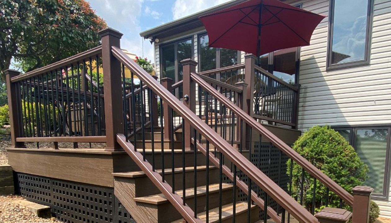 Multi-level deck featuring Transcend Havana Gold and Spiced Rum decking with Vintage Lantern railing with black balusters.