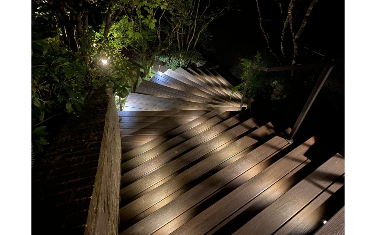 Trex Transcend Spiced Rum decking and fascia with Trex Riser Lights