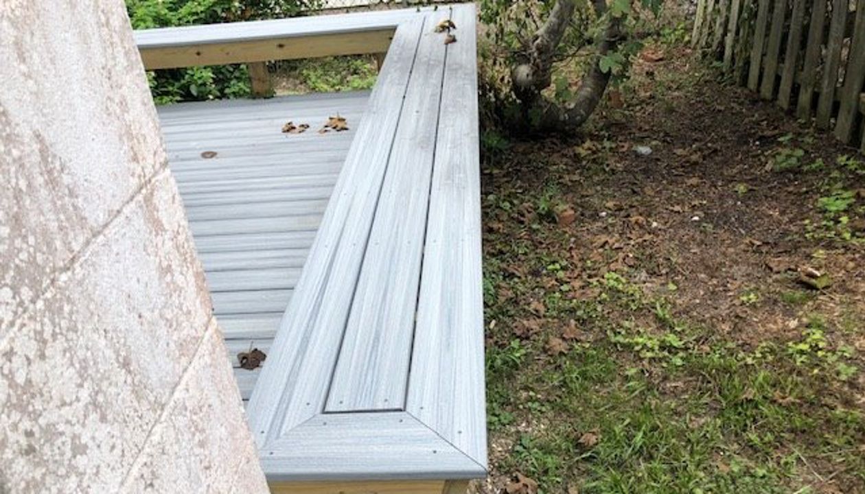 Trex Enhance Naturals Foggy Wharf custom bench is a great relaxing area