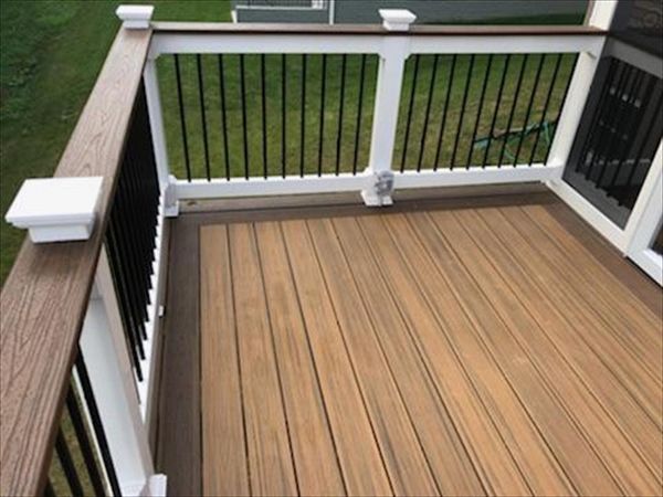 Two-tone Trex Transcend Havana Gold deck with Lava Rock picture frame and cocktail top rail