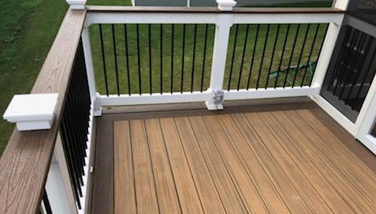 Two-tone Trex Transcend Havana Gold deck with Lava Rock picture frame and cocktail top rail