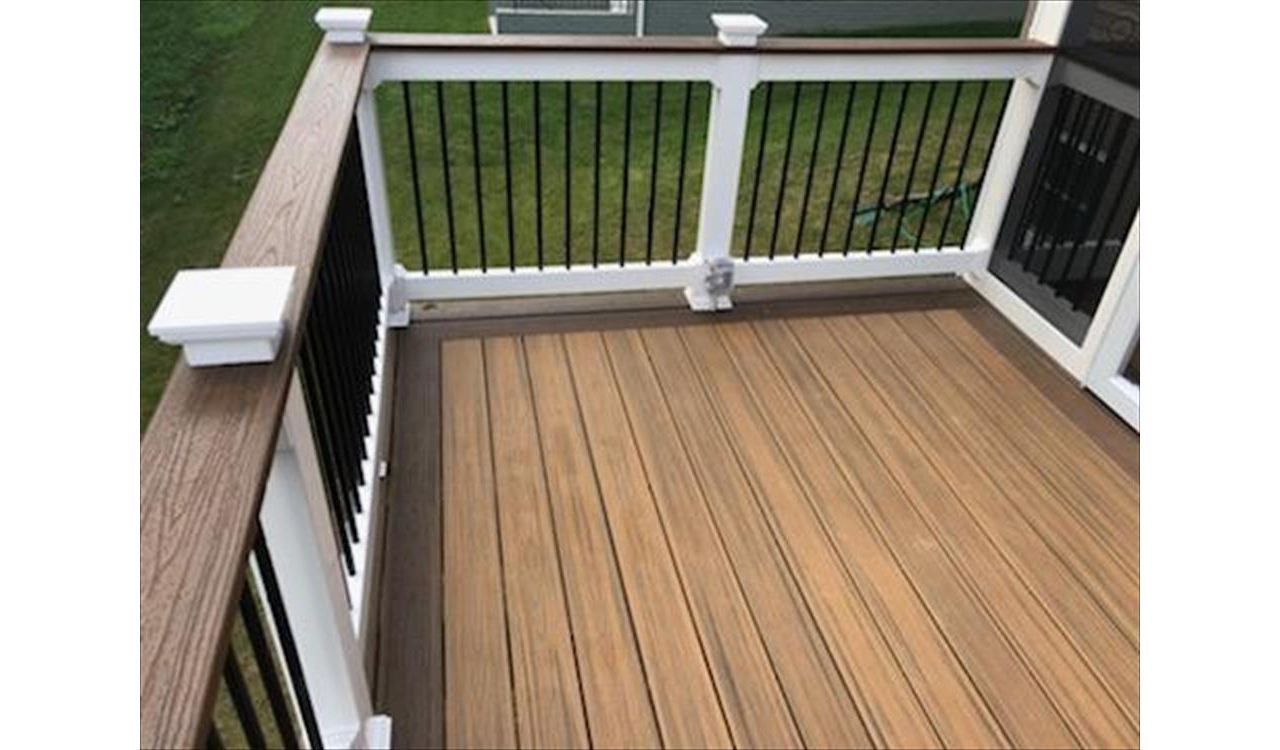 Two-tone Trex Transcend Havana Gold deck with Lava Rock picture frame and cocktail top rail