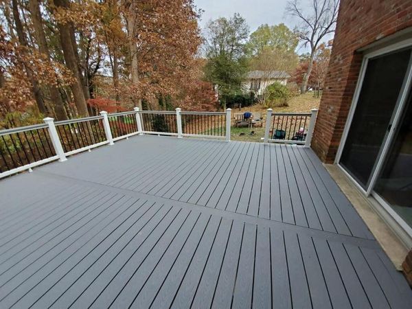 Trex Select Pebble Grey Composite with Trex Select Railing in Classic White with Round Aluminum Balusters in Charcoal Black