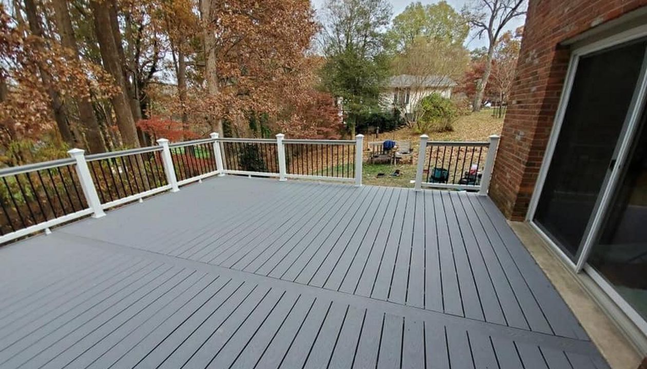 Trex Select Pebble Grey Composite with Trex Select Railing in Classic White with Round Aluminum Balusters in Charcoal Black