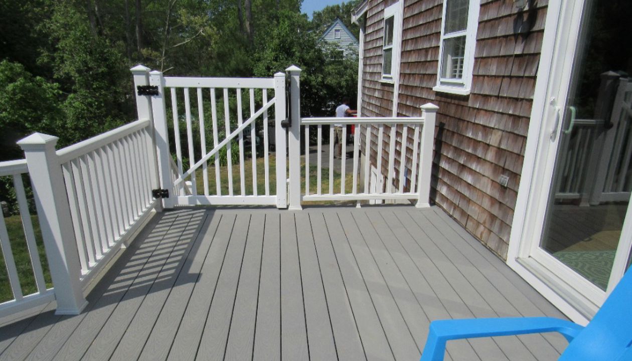 TrexSelect color Pebble Grey and Transcend Railing color Classic White