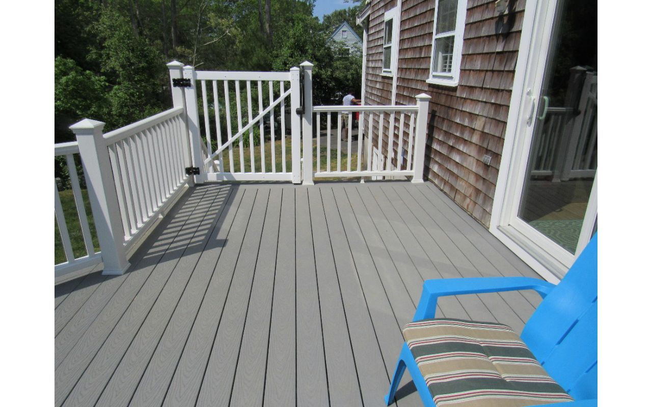 TrexSelect color Pebble Grey and Transcend Railing color Classic White