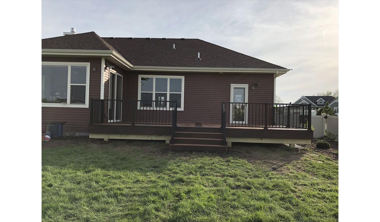 TREX TRANSCEND DECKING (LAVA ROCK & TIKI TORCH)