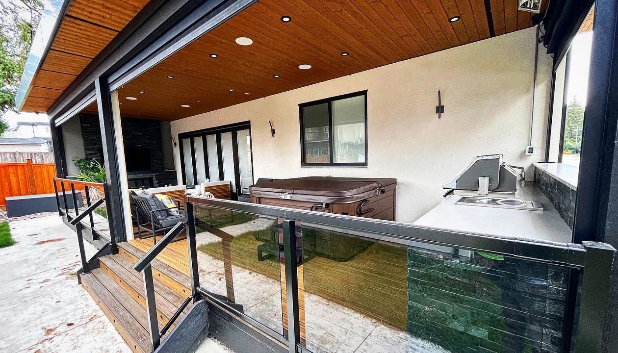 Havana Gold field and risers, with Spiced Rum bordering. Both the deck above and the one pictured are 100% waterproof via Trex Rainescapes water management system.