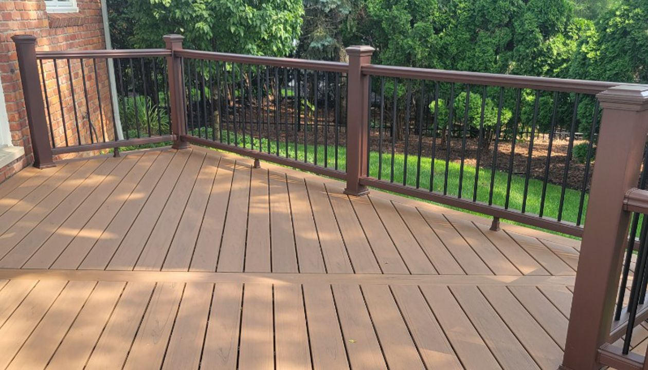 Trex Lineage Jasper with Vintage Lantern Rail