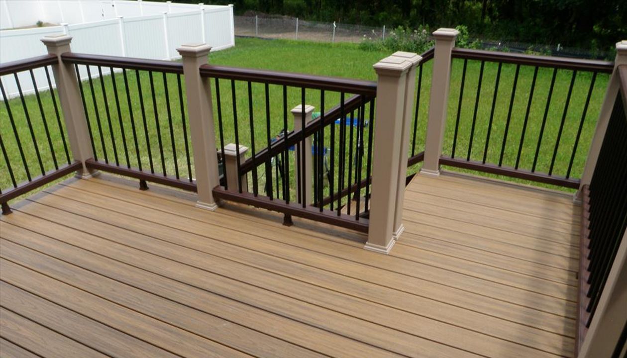 Trex Transcend Havana Gold Decking, Vintage Lantern Transcend Railing