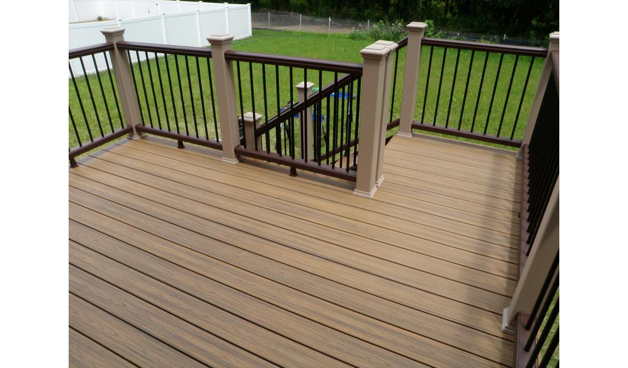 Trex Transcend Havana Gold Decking, Vintage Lantern Transcend Railing