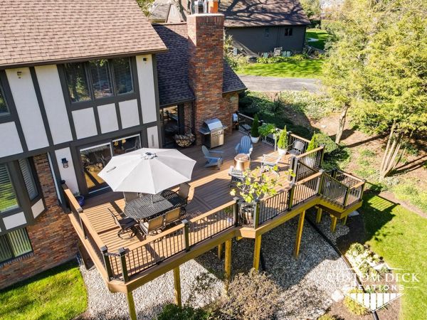 Trex Transcend Havana Gold decking with black Trex Signature aluminum railing. Matching Trex Havana Gold cocktail rail added to straight railing runs.