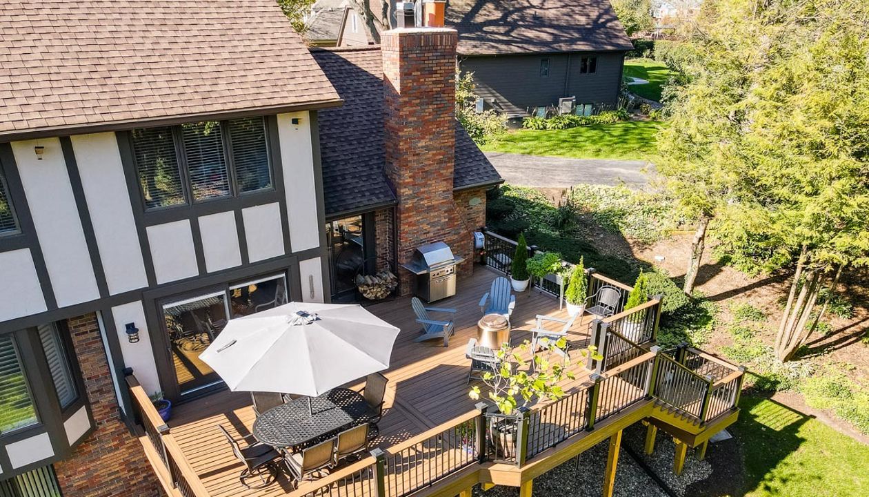 Trex Transcend Havana Gold decking with black Trex Signature aluminum railing. Matching Trex Havana Gold cocktail rail added to straight railing runs.